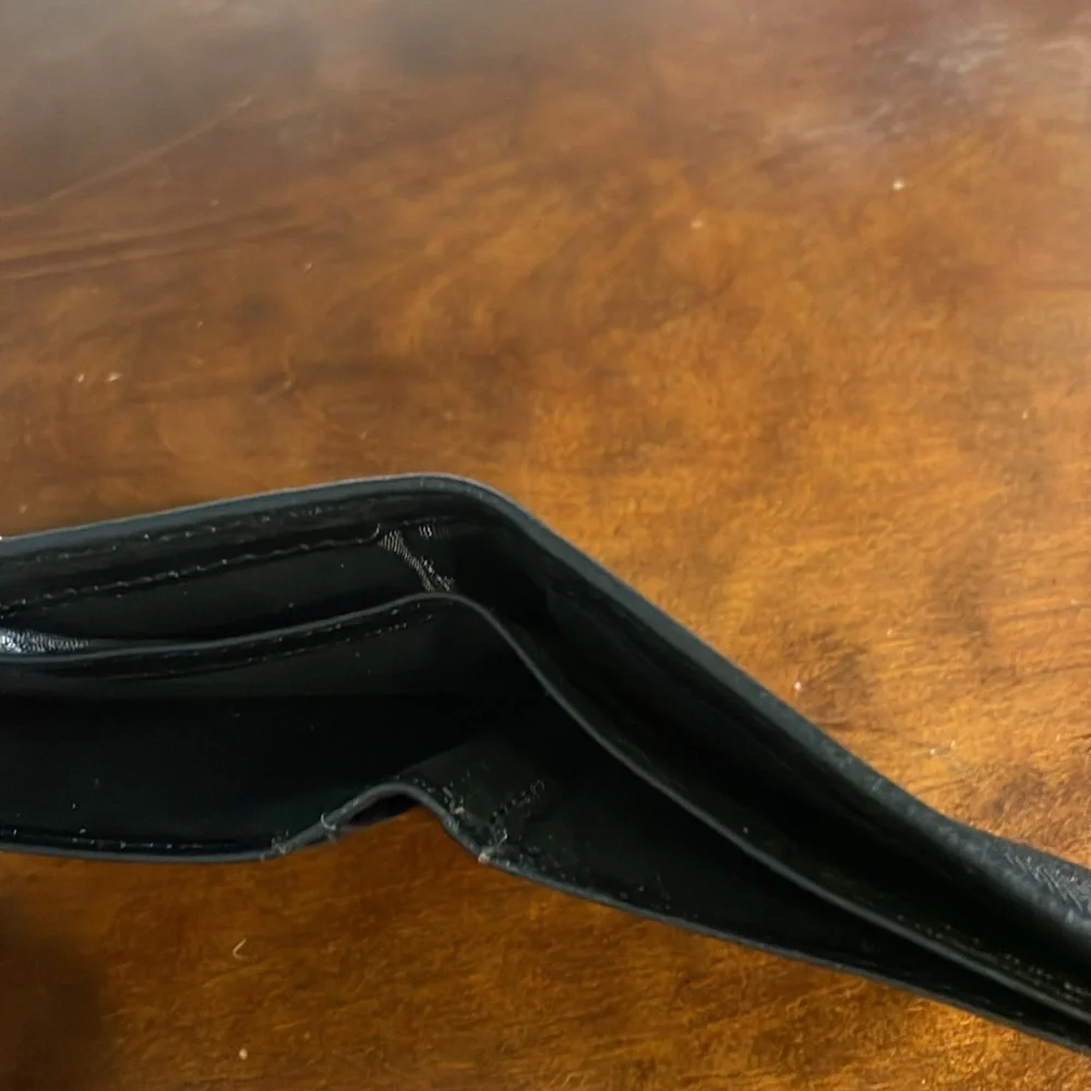 Travelon Genuine Leather Men’s Black Rugged Fold Wallet